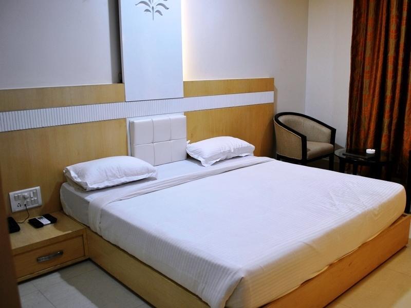 The Sapphire Grand Hotel Varanasi Room photo