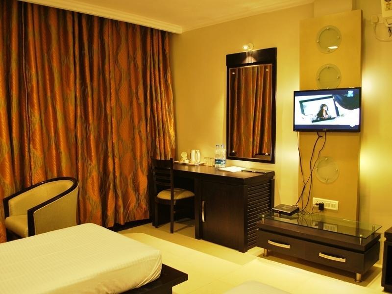 The Sapphire Grand Hotel Varanasi Room photo